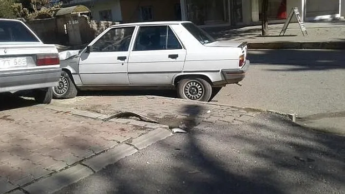 Minibüs ile otomobil çarpıştı: 2 yaralı
