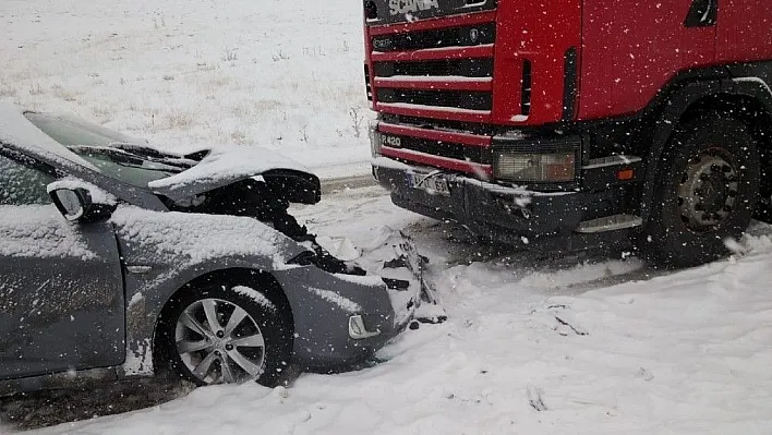 Sivas'ta iki ayrı trafik kazası: 1 ölü, 6 yaralı
