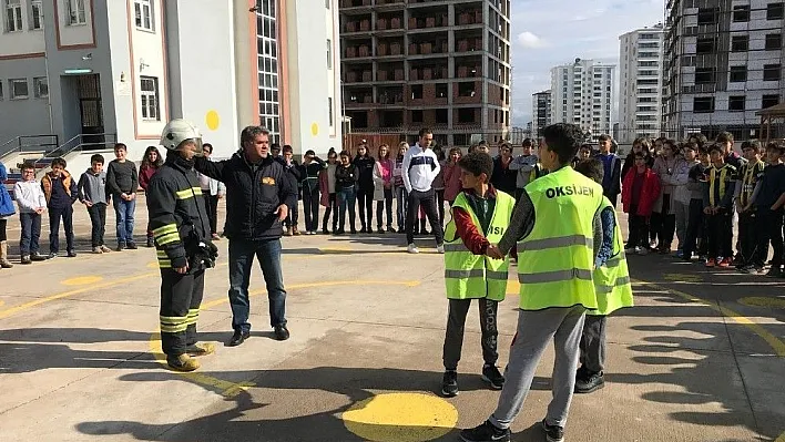 İtfaiyeden öğrencilere yangın eğitimi
