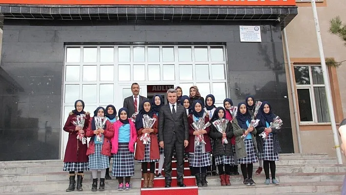 İmam Hatip Öğrencileri  bütün ilçeye gül dağıttılar
