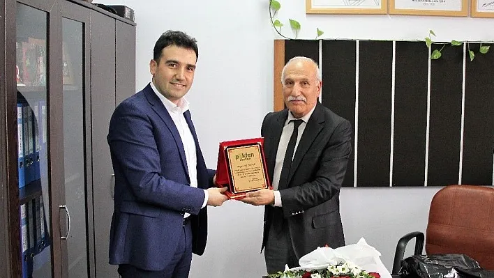 Pekfen'den yılın öğretmenine plaket
