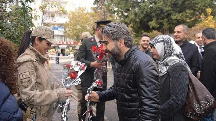 Jandarmadan öğretmenlere karanfilli kutlama
