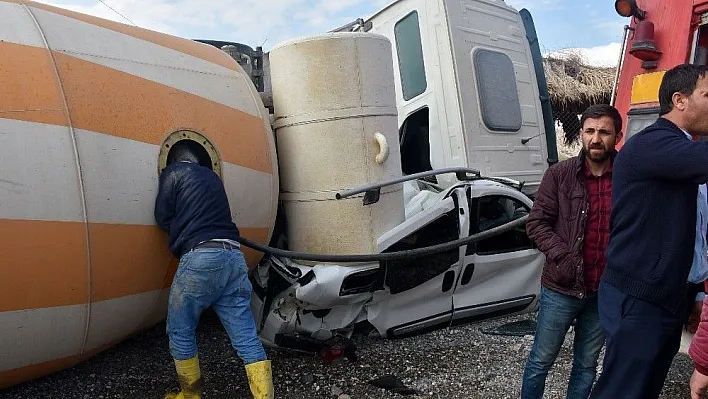 Mikser hafif ticari aracı ezdi
