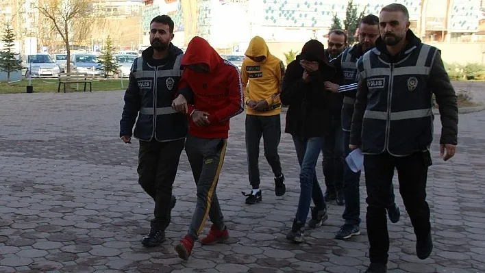 Halk otobüslerine dadanan hırsızlar tutuklandı
