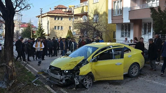 Ticari taksi önce çocuğa sonra da ağaca çarptı: 2 yaralı
