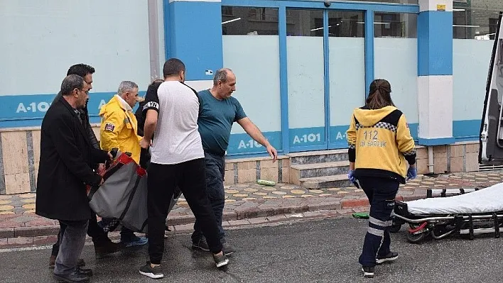 Yaşlı kadını bakıcısı kanlar içerisinde buldu