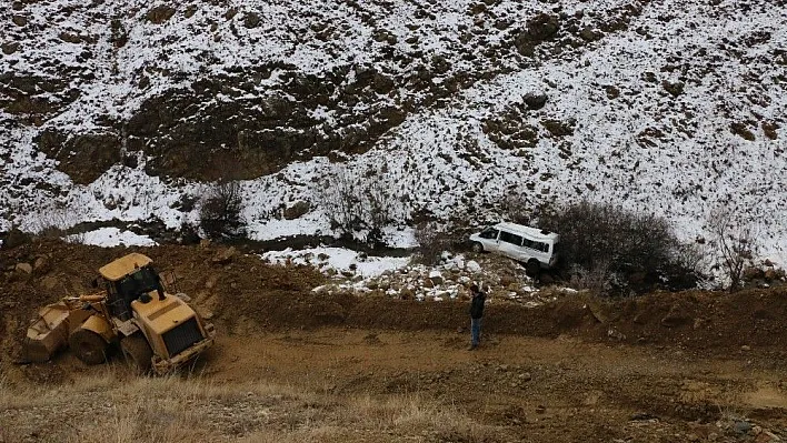 Kaza yapan minibüsten kurtulan çocuklar babalarını son yolculuğuna uğurladı
