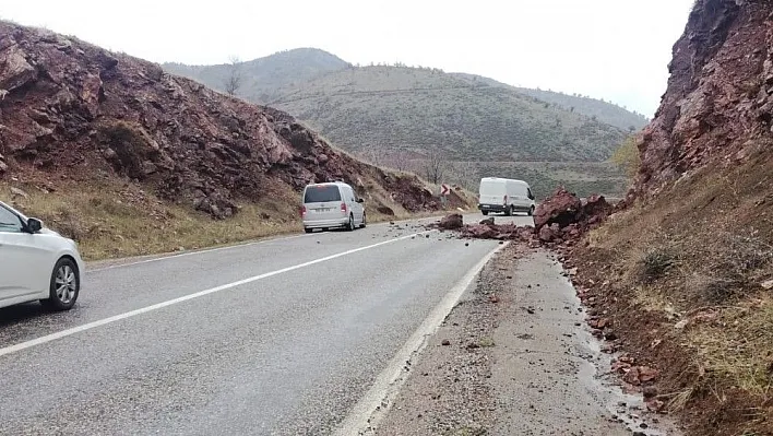 Dağlardan kopan kayalar yola düştü
