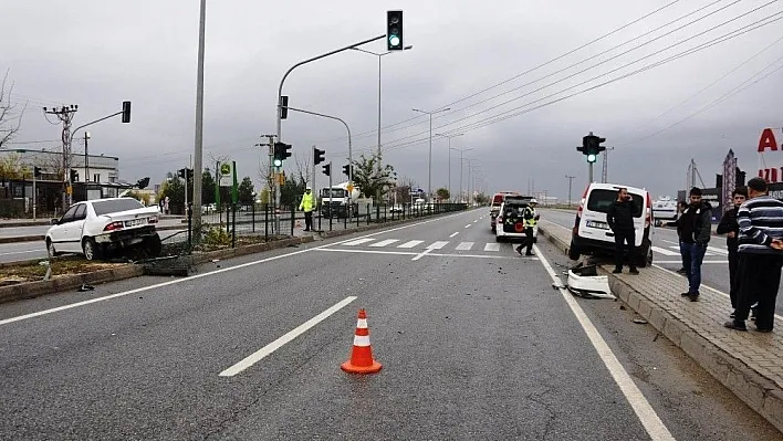 Diyarbakır'da kazaya karışan araçlar refüje çıktı: 2 yaralı
