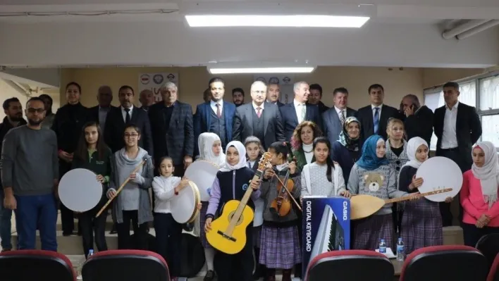 'Müzikal Okullar' Projesi ile enstrüman dağıtıldı
