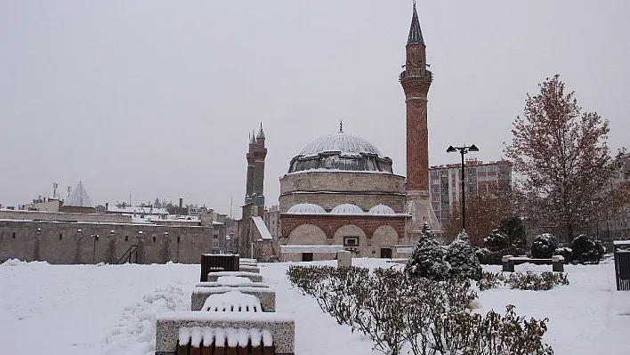 Sivas'ta 144 köy yolu ulaşıma kapandı
