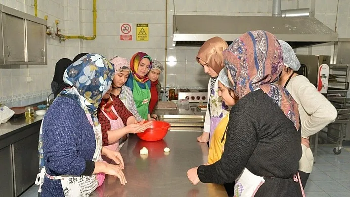 Kursiyerler pastacılığı detaylarıyla öğreniyor
