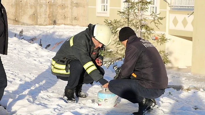 Gaz kaçıran tüpü 9'uncu kattan aşağı attı
