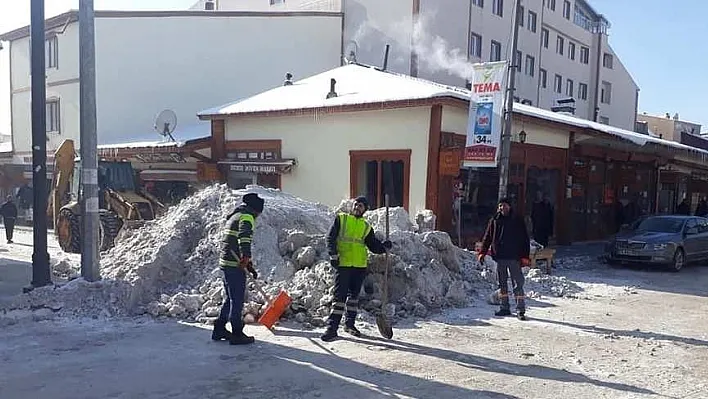 Pasinler'de kar temizleme çalışmaları tüm hızıyla devam ediyor
