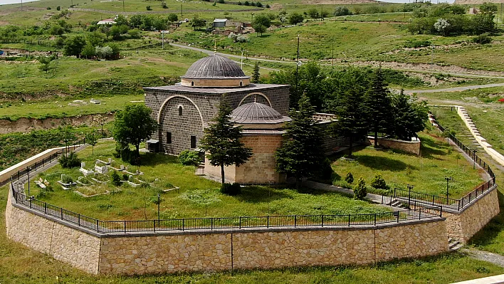 523 yıllık türbe yıllara meydan okuyor