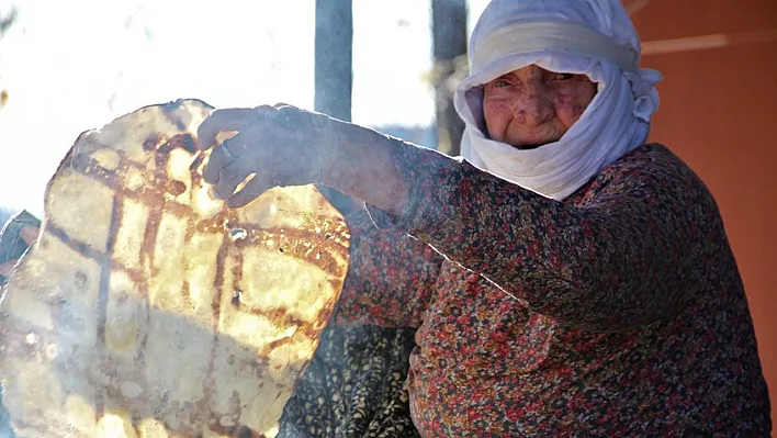 97 yaşında 67 yıldır tandır ekmeği pişiriyor