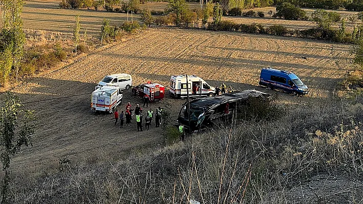 Afyonkarahisar'da yolcu otobüsü devrildi!