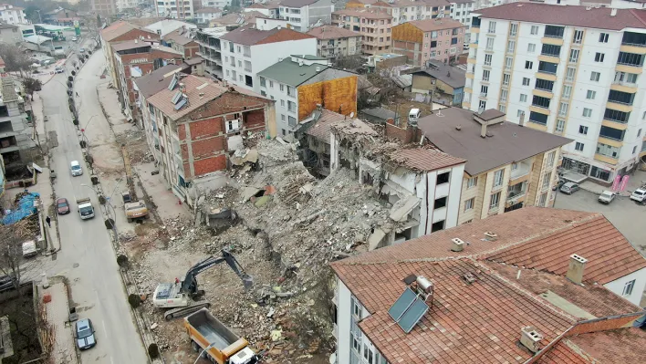 Ağır hasarlı binaların yıkımları sürüyor