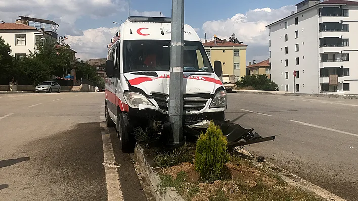 Ambulans direğe çarptı