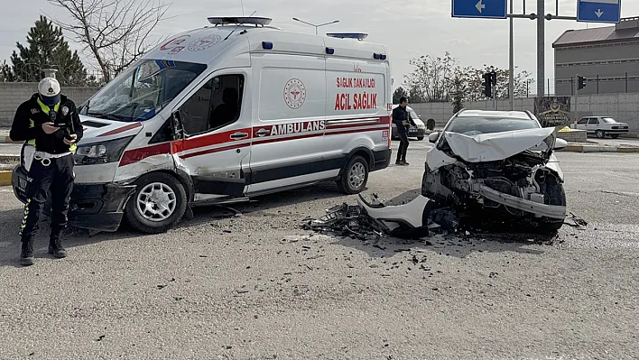 Ambulans ile otomobil çarpıştı