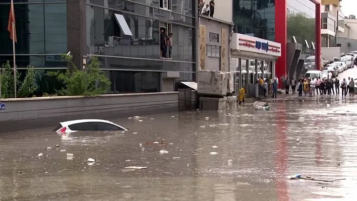 Ankara'da yağmur hayatı felç etti