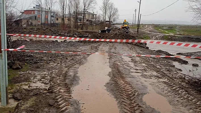 Elazığ'da dereler taştı bir köprü ulaşıma kapatıldı