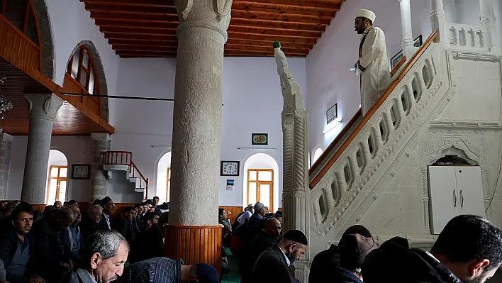 Asırlık minber görenleri hayran bırakıyor