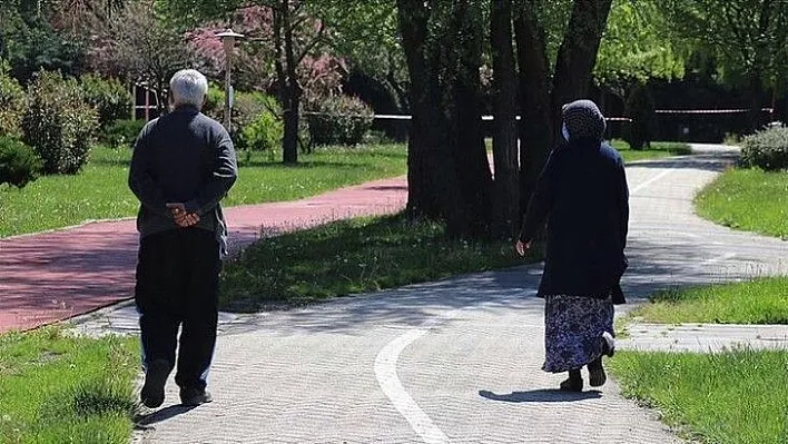 Bakan Koca'dan 65 yaş üzerine kısıtlama uyarısı