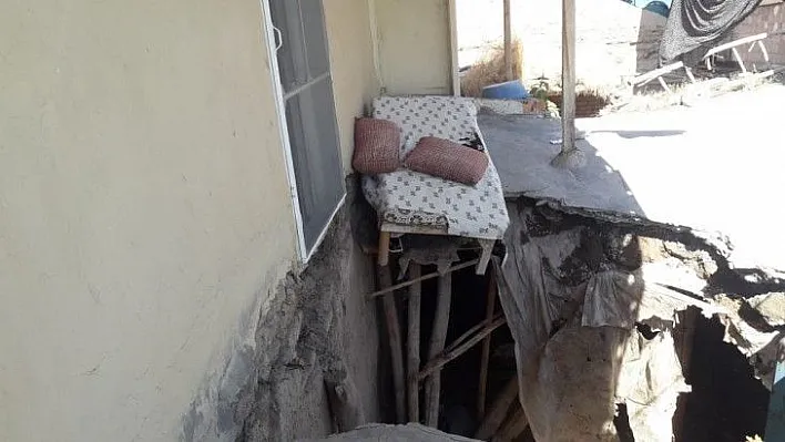 Balkon çöktü mahsur kalanlar kurtarıldı