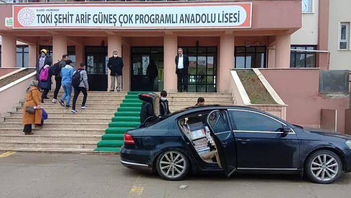 Başkan Çadırcı makam arabasıyla öğrencilere kitap taşıdı