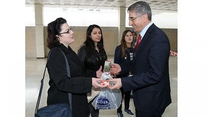 Başkan Yanılmaz karanfil dağıttı