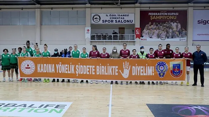 Basketbol oyuncularından kadına şiddete tepki