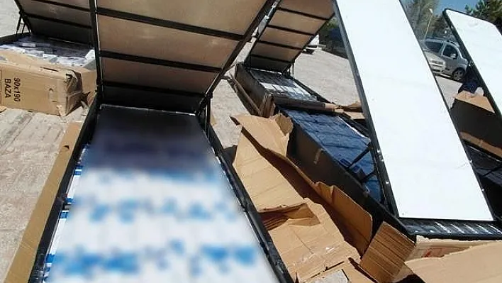 Baza arasında kaçak sigara polise takıldı