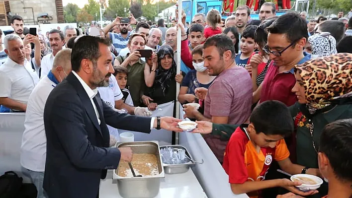 Belediyeden aşure ikramı