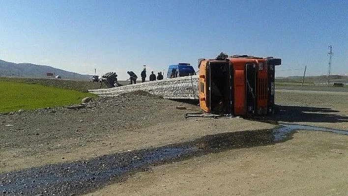 Beton Kolon Yüklü Tır Devrildi