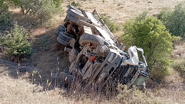 Beton pompası şarampole devrildi