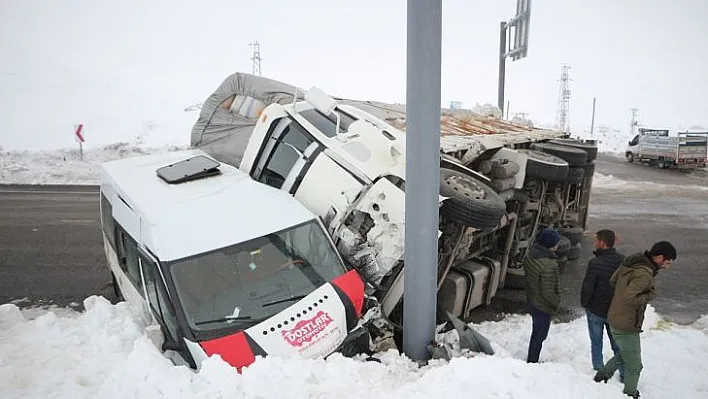 Bingöl'de minibüs ile kamyon çarpıştı