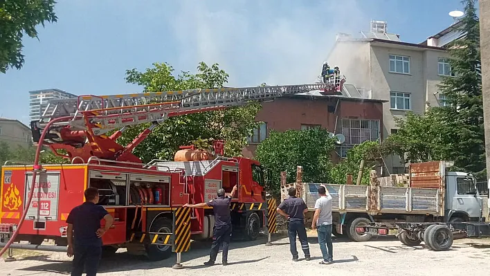 Çatı yangını korkuttu