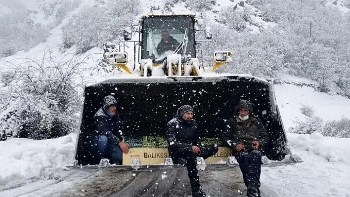 Cenazeyi kepçeyle mezara taşıdılar