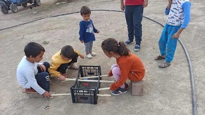 Cevizi top yaptılar, meyve kasasında langırt oynadılar