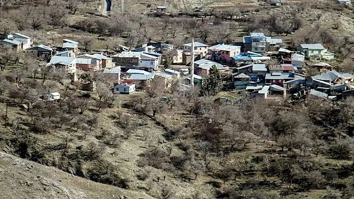 Çevrimtaş köyünde evlerin hepsinde hasar oluştu