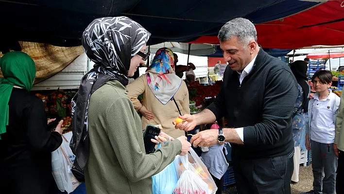 CHP'li Erol pazarda vatandaş ve esnafı dinledi