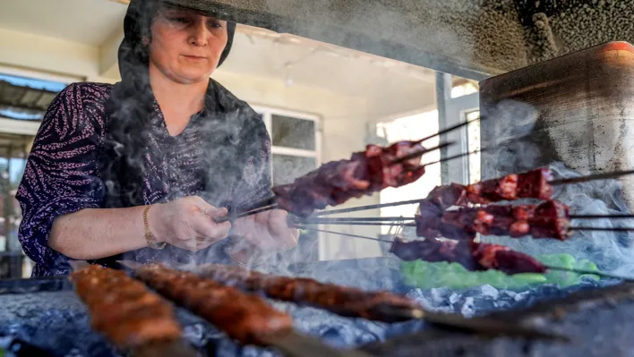 'Ciğerci Perihan abla' müşterileri için ocağın başına geçiyor