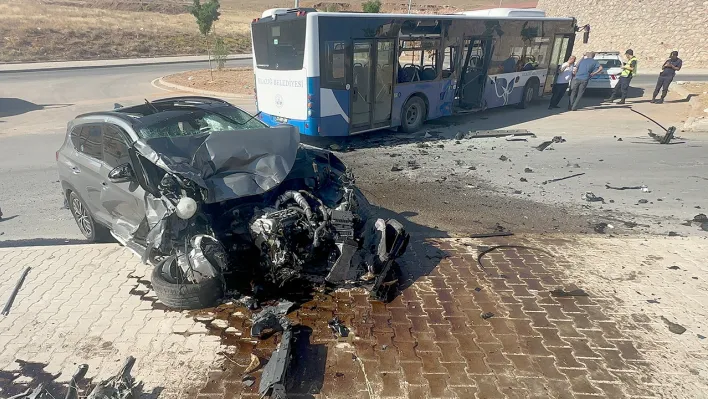 Cip ile belediye otobüsü çarpıştı