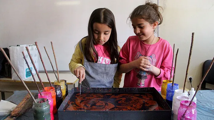 Çocuklar ebru sanatı ile tanıştı