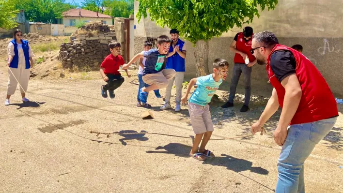 Çocuklar sokak oyunlarıyla neşelendi