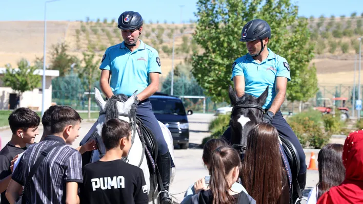 Çocuklardan atlı jandarma timine büyük ilgi