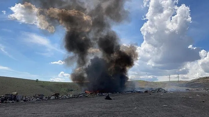 Çöplükteki yangında, kara dumanlar gök yüzünü kapladı