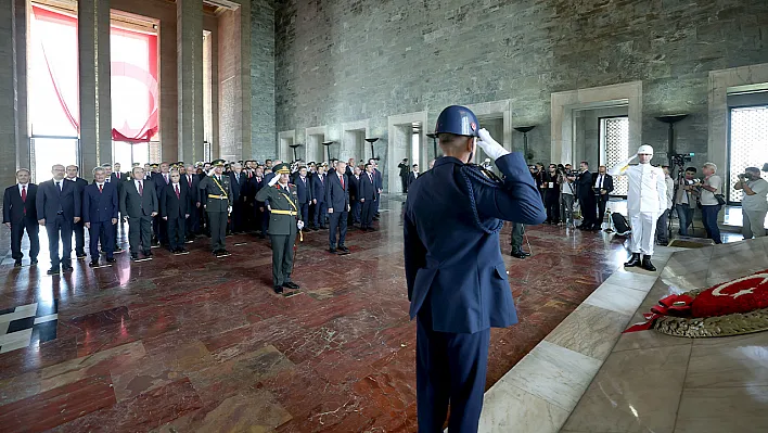 Cumhurbaşkanı Erdoğan Anıtkabir'i ziyaret etti