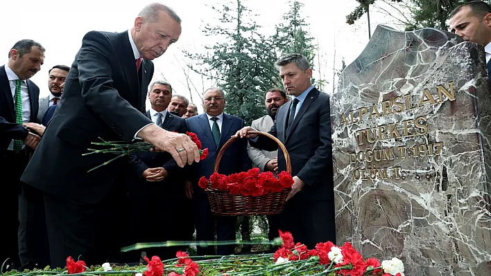 Cumhurbaşkanı Erdoğan'dan Türkeş'in kabrine ziyaret